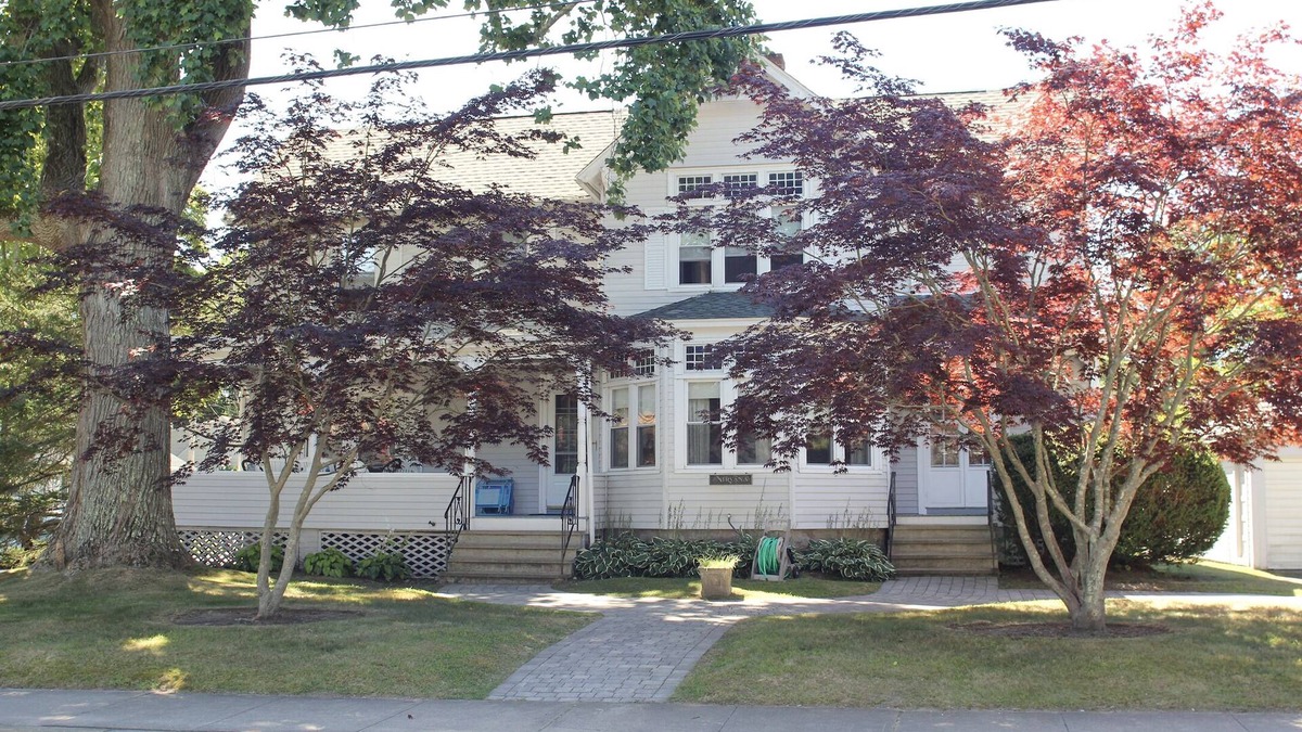 Narragansett Pier House | Spacious Updated Victorian, A/C, Walk to Beach, Close to Town