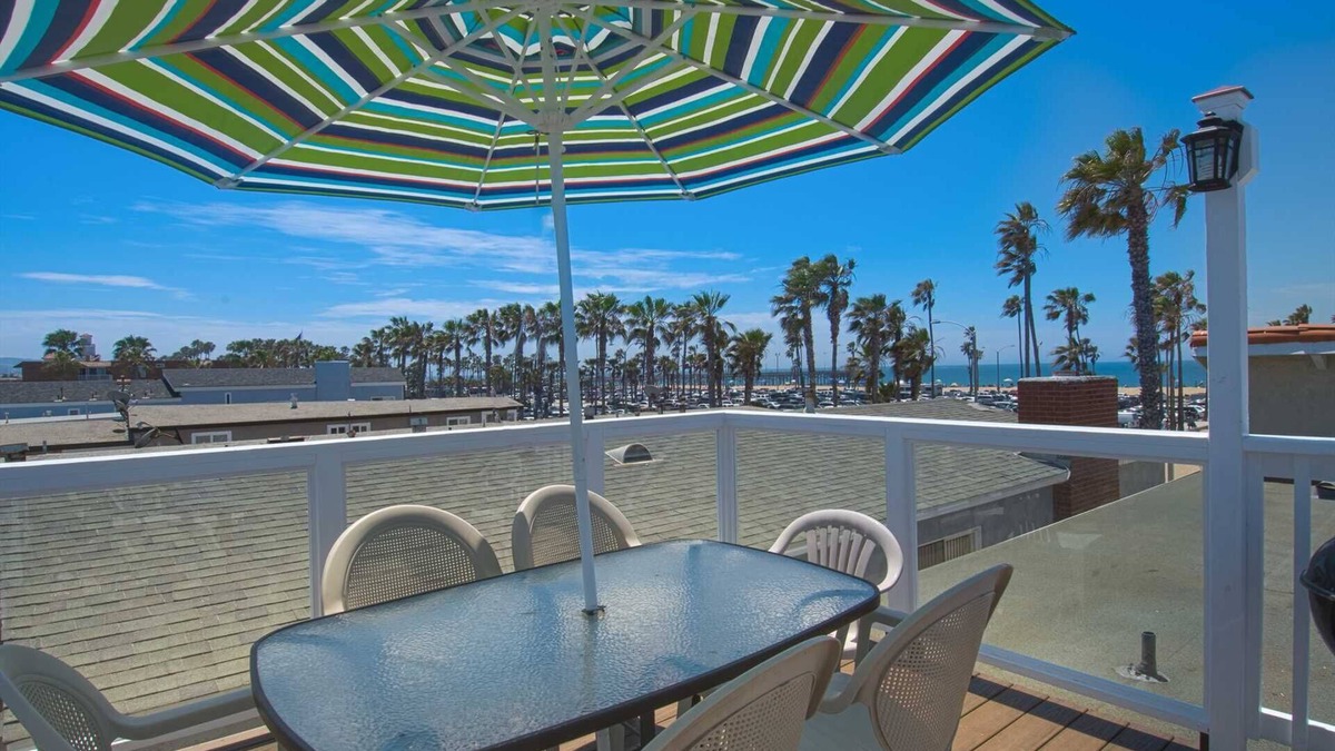 Balboa Island Condo | Spacious upper rear unit in an oceanfront triplex just steps from the Balboa Pier fun!