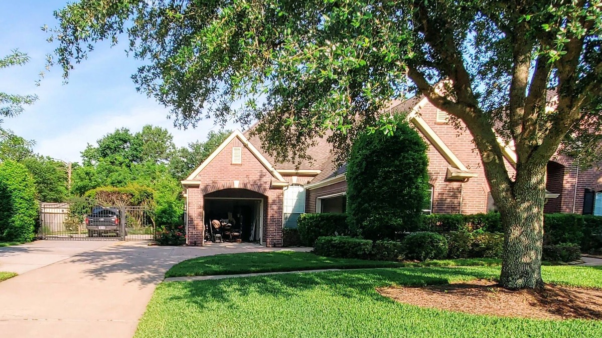Cypress House | Spacious Upscale 5-bedroom house 1 ACRE Pet Friendly in Cypress