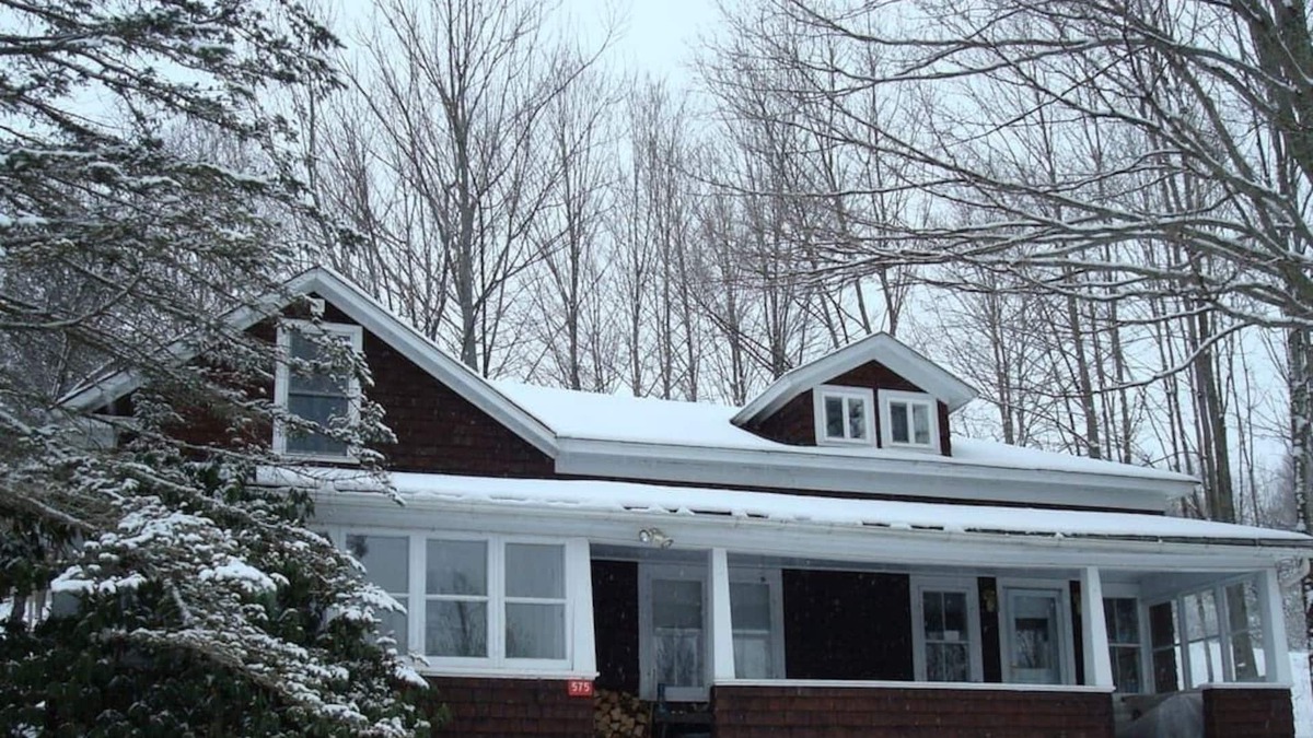 Fleischmanns Apartment | Spacious upstairs studio. Private entrance/deck. Quiet. Rural. Intimate.