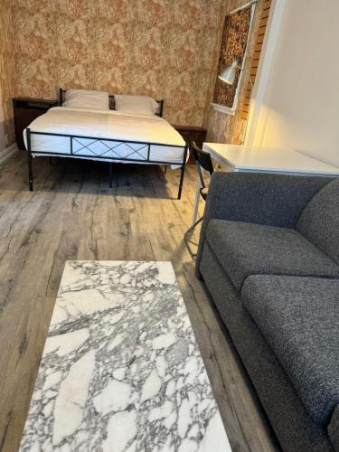 Newtonbrook House | Spacious Urban Retreat Queen Bed & Sofa Bed Near Finch Subway Sleeps 4