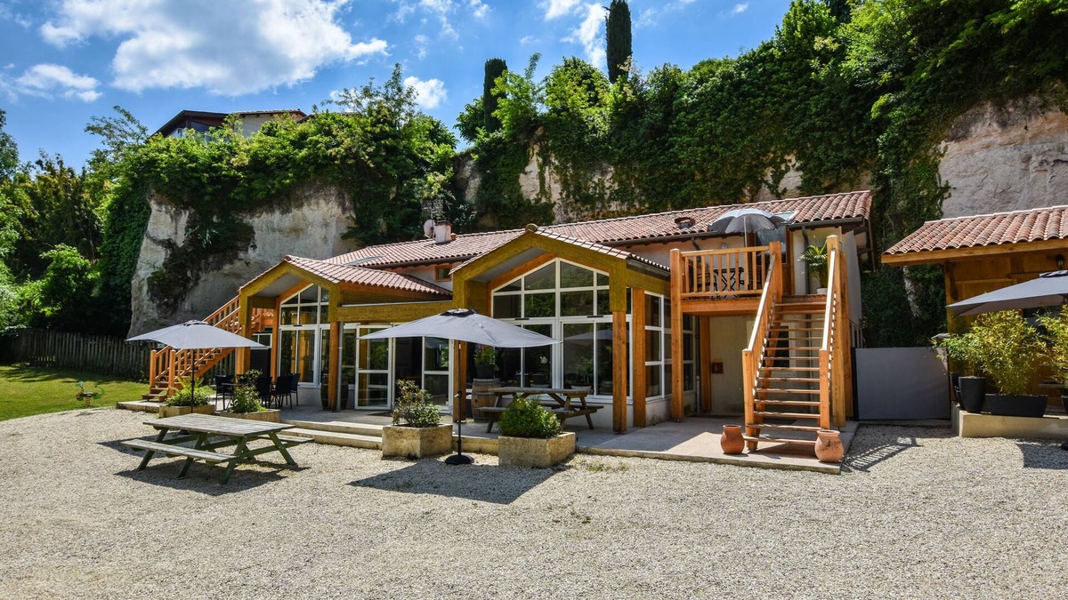 Aubeterre-sur-Dronne Villa | Spacious villa with private garden