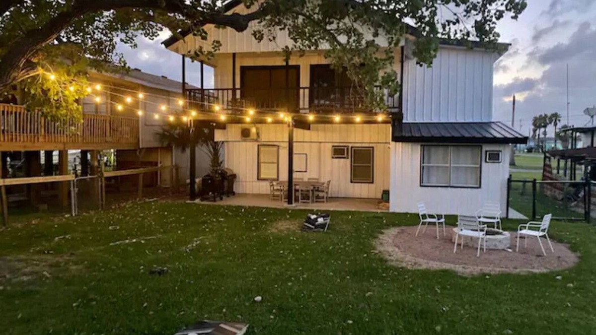 Port O Connor House | Spacious Vacation Home: Sleeps 16, 1/2 mi to Beach & Boat Ramp - Family Friendly
