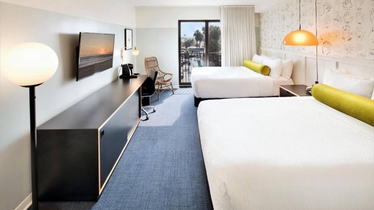 Venice Hotel | Spacious Venice Room | Rooftop | Balcony | Free Breakfast | Great for Families