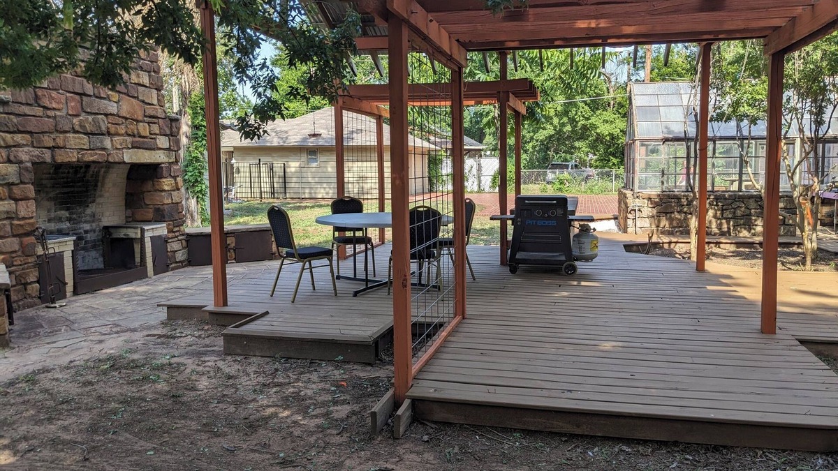 Vernon House | Spacious Vernon Estate: Large Pool, Covered Deck/BBQ grill, One of a Kind