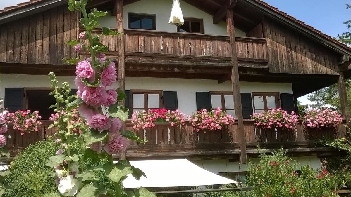 Diessen am Ammersee Apartment | Spacious, very quiet apartment with balcony to the South in well-kept villa
