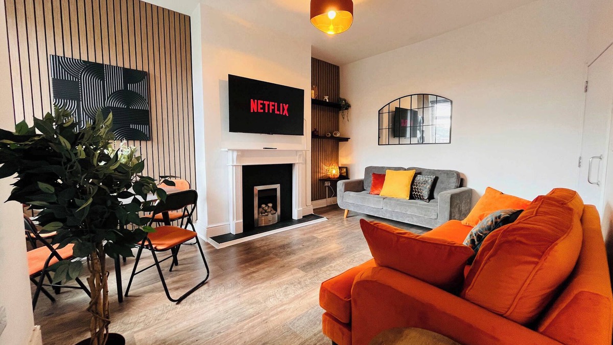 Eccles House | Spacious Victorian 5Bed/5Bath w Free Parking