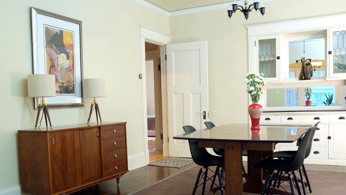 Summit - University Apartment | Spacious Victorian in Cathedral Hill
