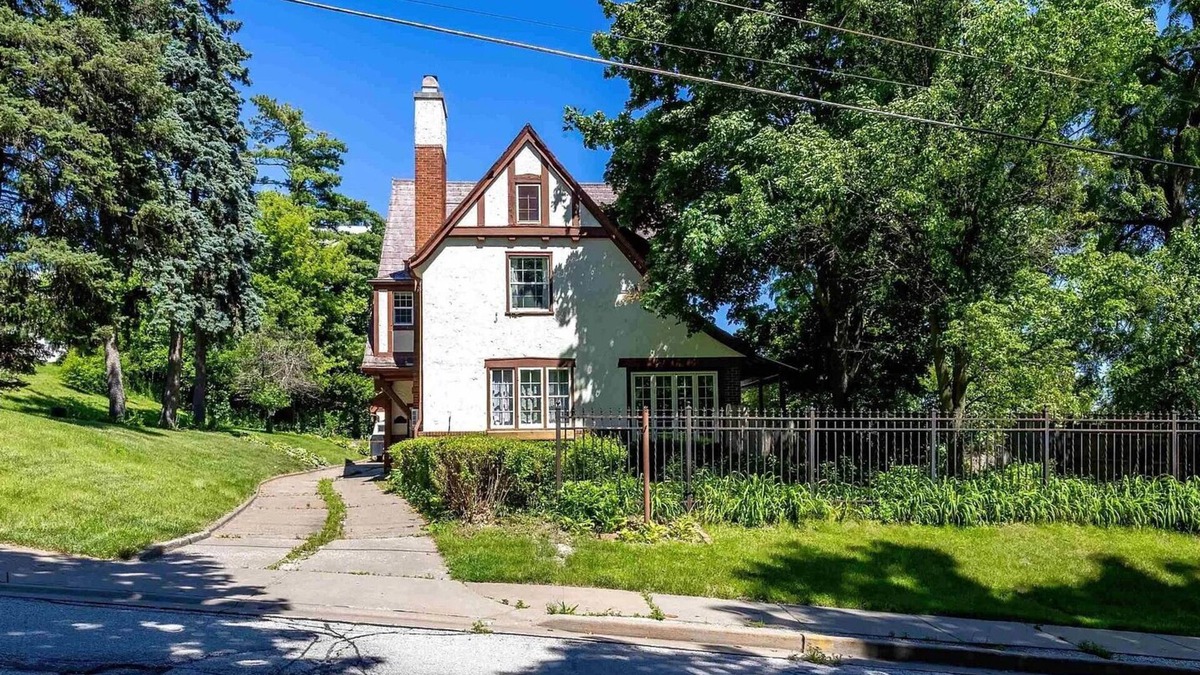 Davenport House | Spacious Victorian Tudor with Gaming Room near Museums, Parks and Downtown