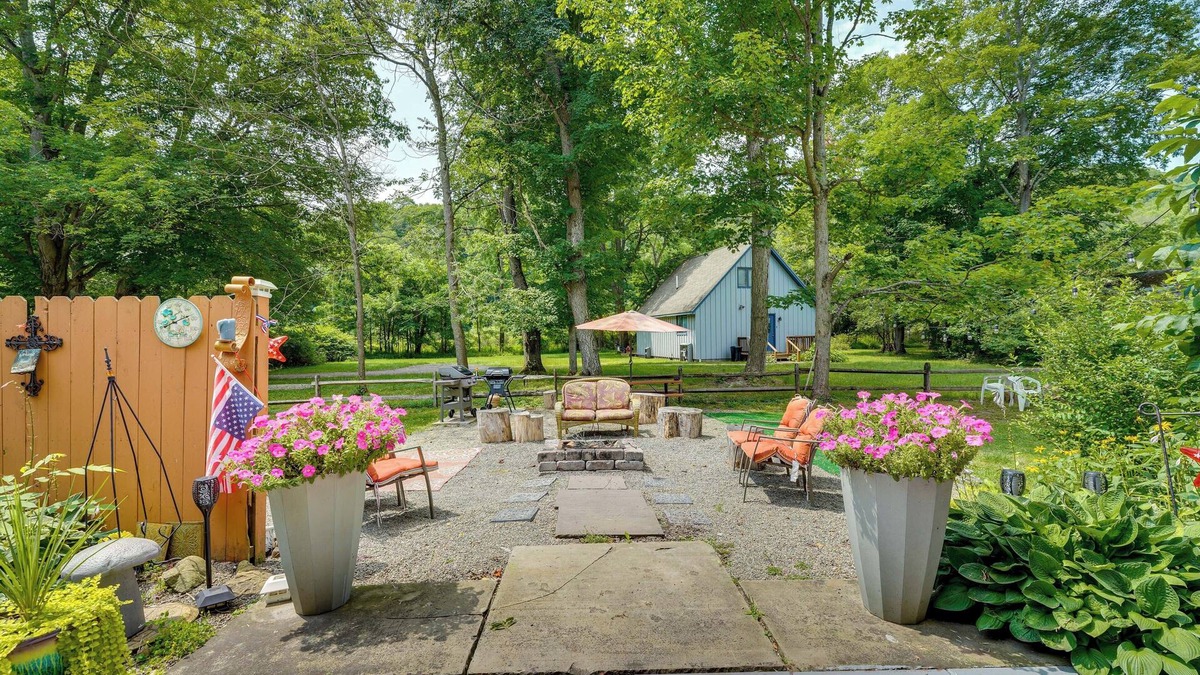 Ellicottville Cottage | Spacious Victorian Home 1/4 Mi to Holiday Valley!