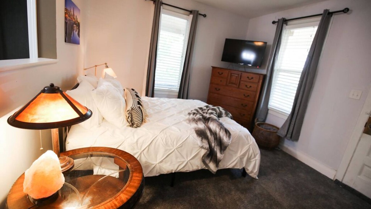 Northeast Minneapolis Arts District Apartment | Spacious Victorian 3BR Long Stays by Lux Life