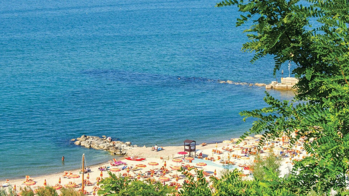 Civitanova Alta House | Spacious villa with large veranda and near the beach.