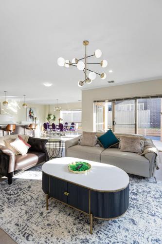 Point Cook Villa | Spacious Villa 7BRM 5-bathroom House Point Cook Double Storey