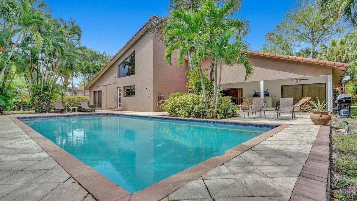 Survey Creek Villa | Spacious Villa Heated Pool. Golf Course, BBQ Games