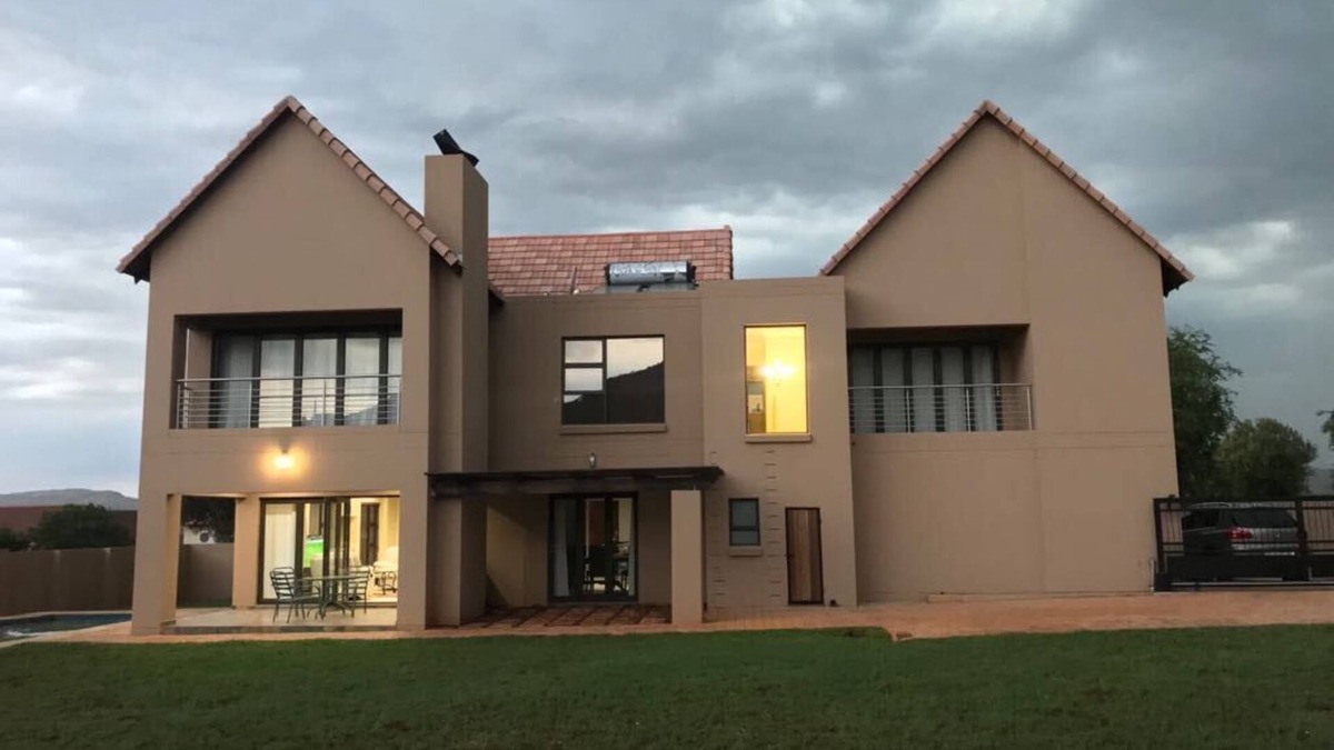 Hartbeespoort House | Spacious villa in a tranquil estate on the shore of the famous Hartbeepoort dam