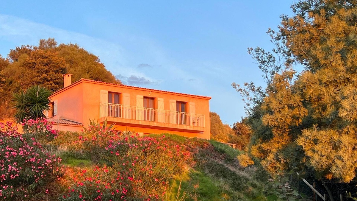 Calcatoggio Villa | Spacious villa, near the sea, quiet location. Large garden with beautiful sea view.
