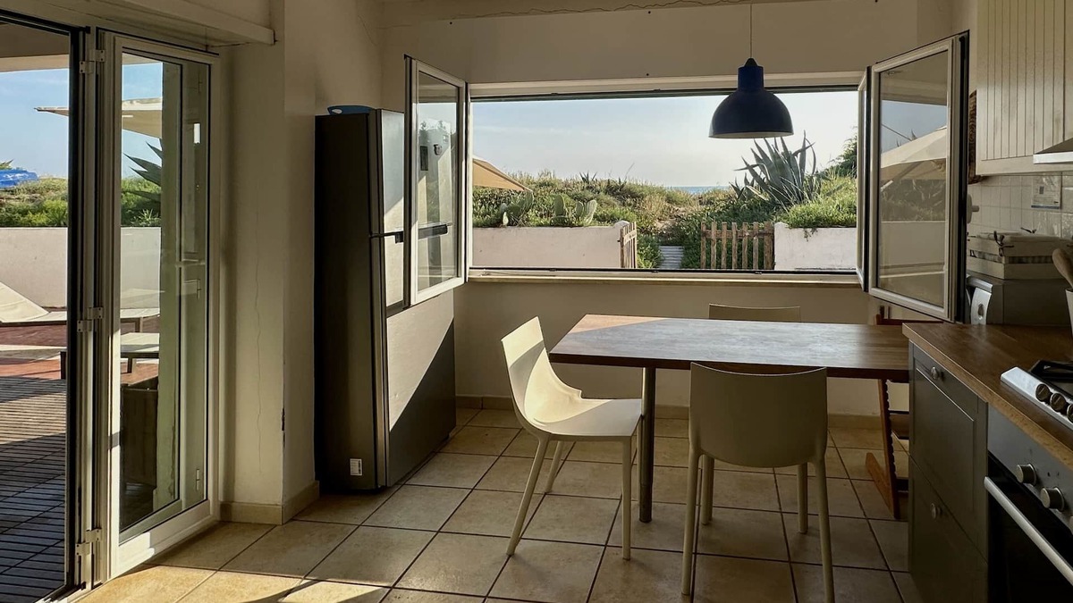 Lido dei Pini Cottage | Spacious villa on the beach "pieds dans l'eau" a few kilometers from Rome