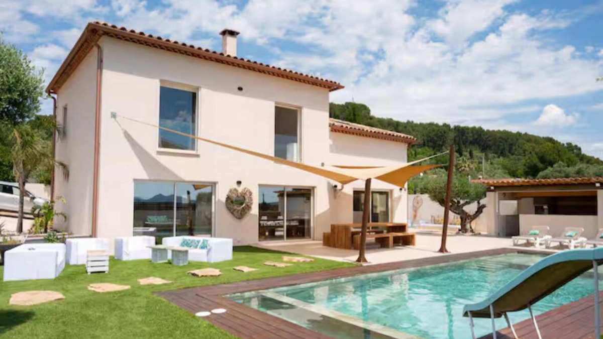 Sollies Pont Villa | Spacious villa, sleeps 12, 200m2, with pool.