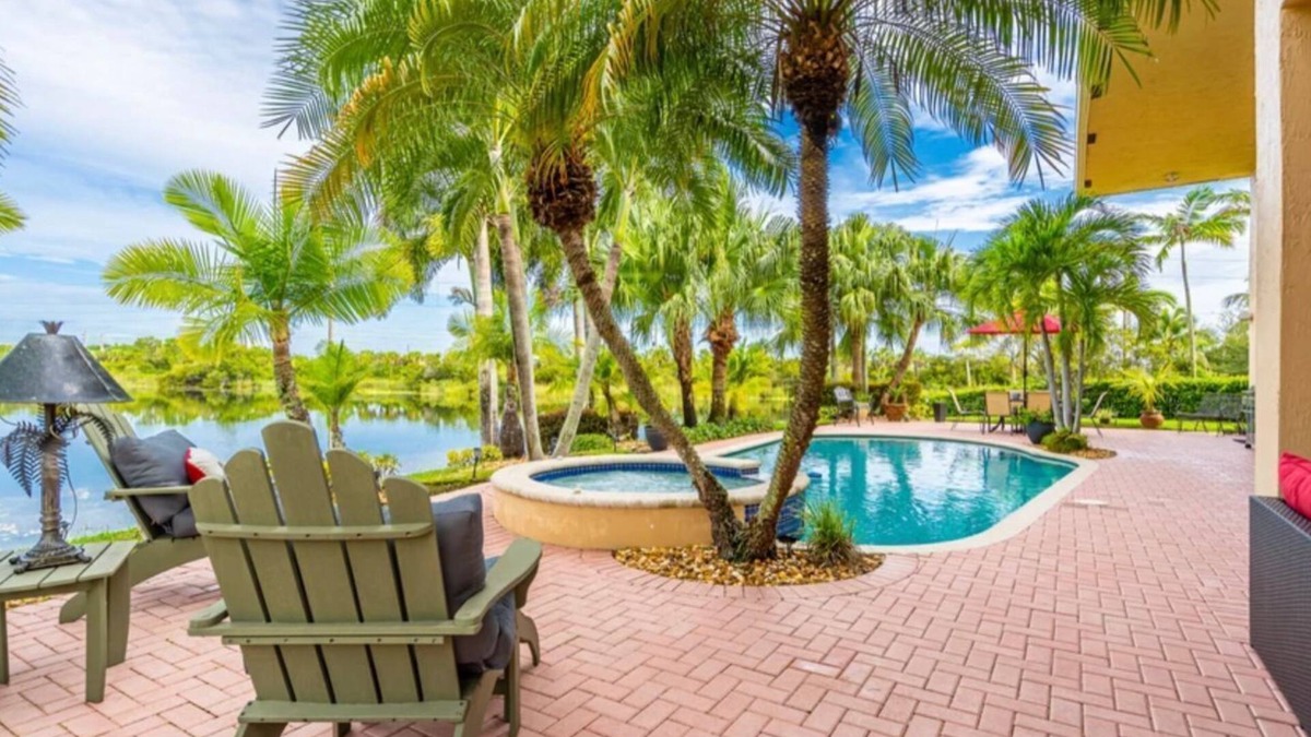SilverLakes Villa | Spacious Villa with pool and jacuzzi