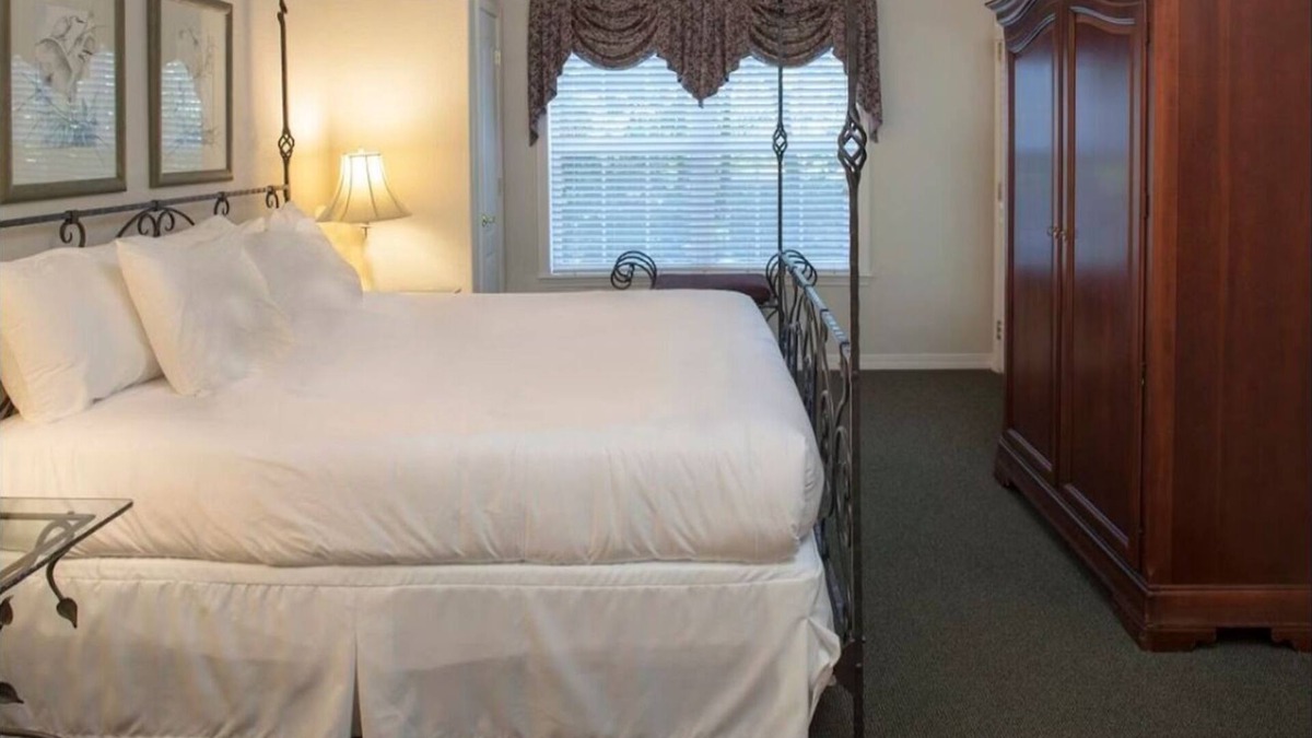 Branson Hotel | Spacious Villa w/Balcony, Full Kitchen + Kid-Friendly Play Area