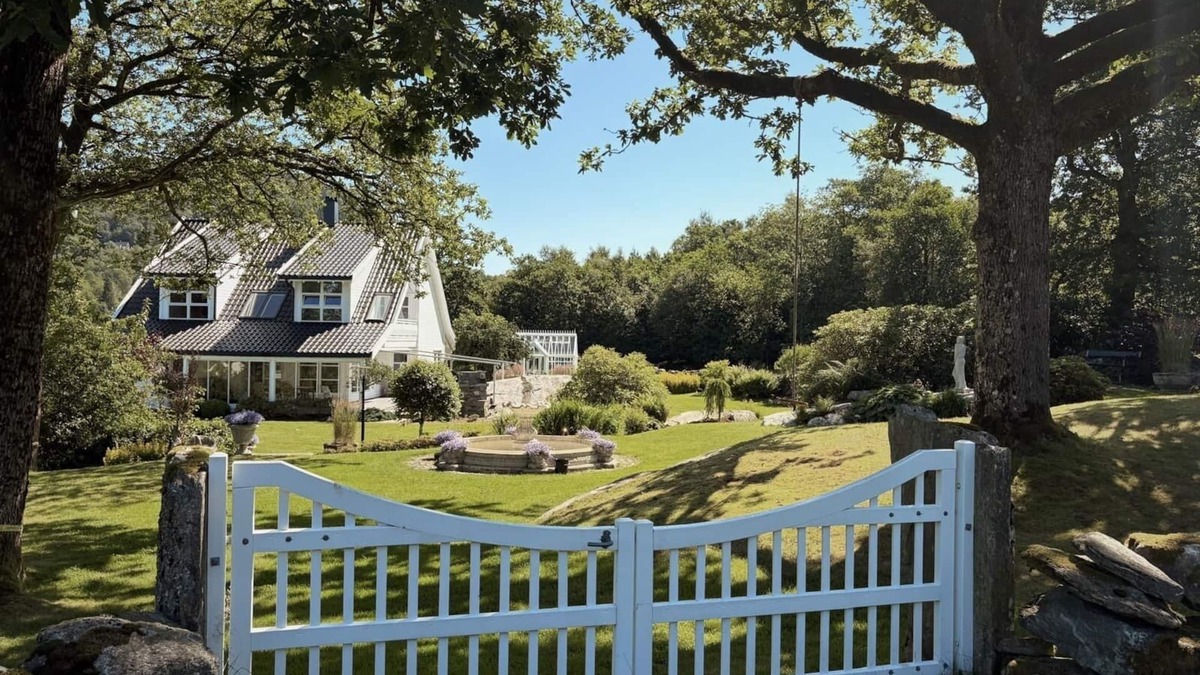 Strand Villa | Spacious Villa w/Boat, Greenhouse & 4,000 m² Garden w/Majestic Oak Trees