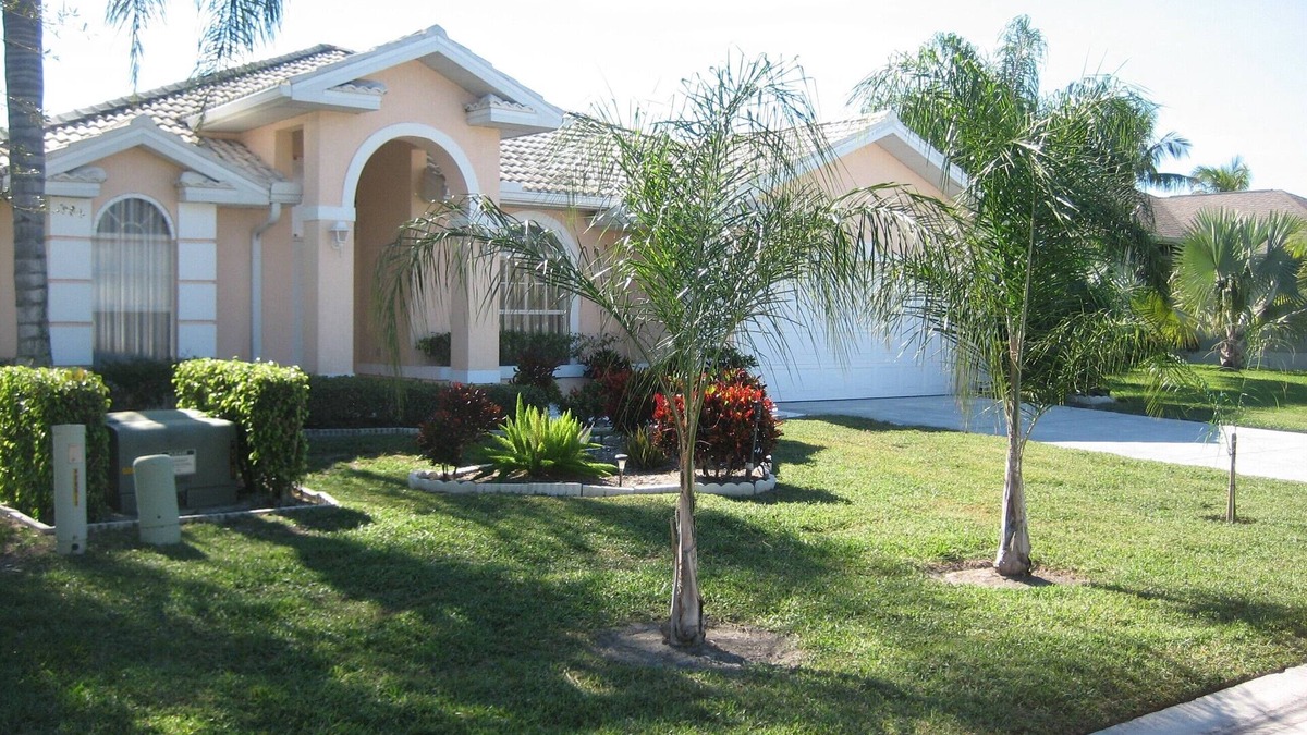 Crown Pointe House | Spacious villa with beheizb. Saltwater pool focused directly on the lake, south side