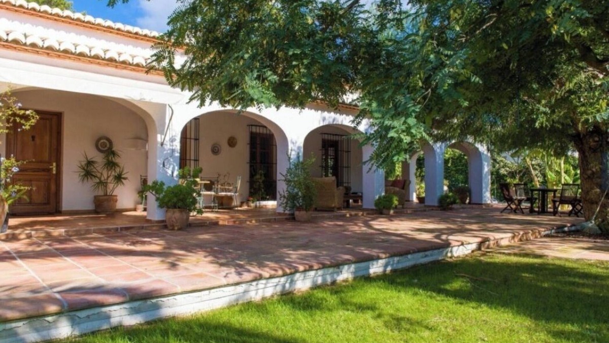 El Tosalet Villa | Spacious villa with pool and large garden near beach and restaurants