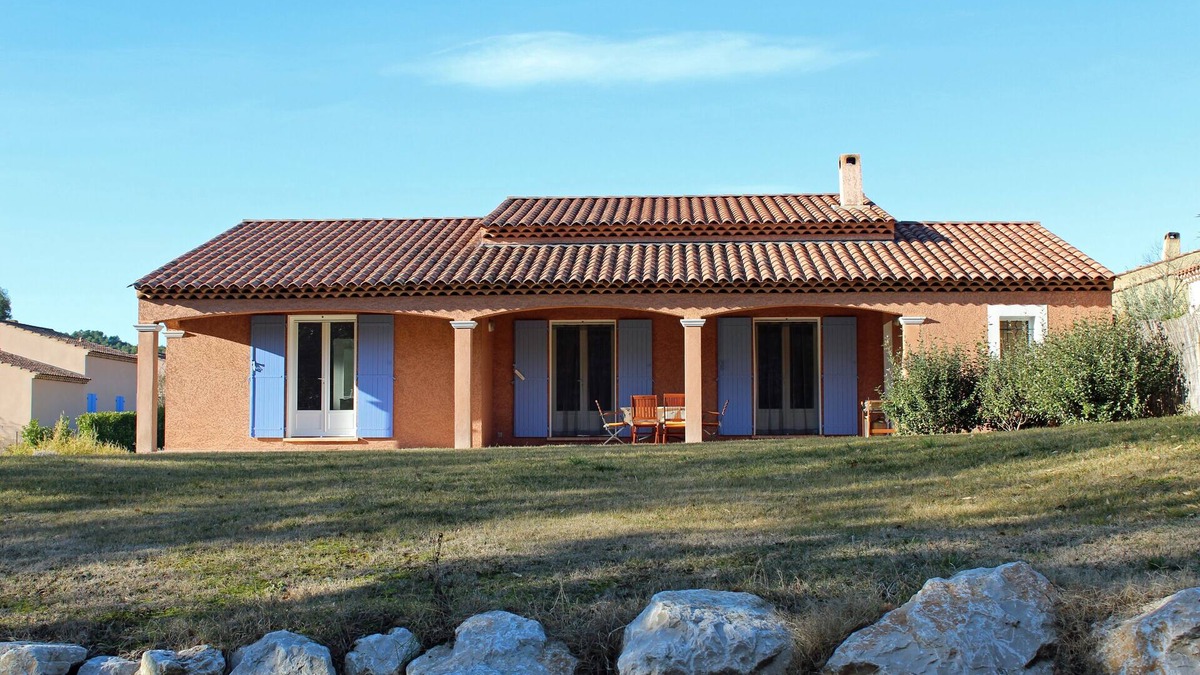 Pierrevert Villa | Spacious villa with shared pool in Pierrevert beside Golf du Luberon.