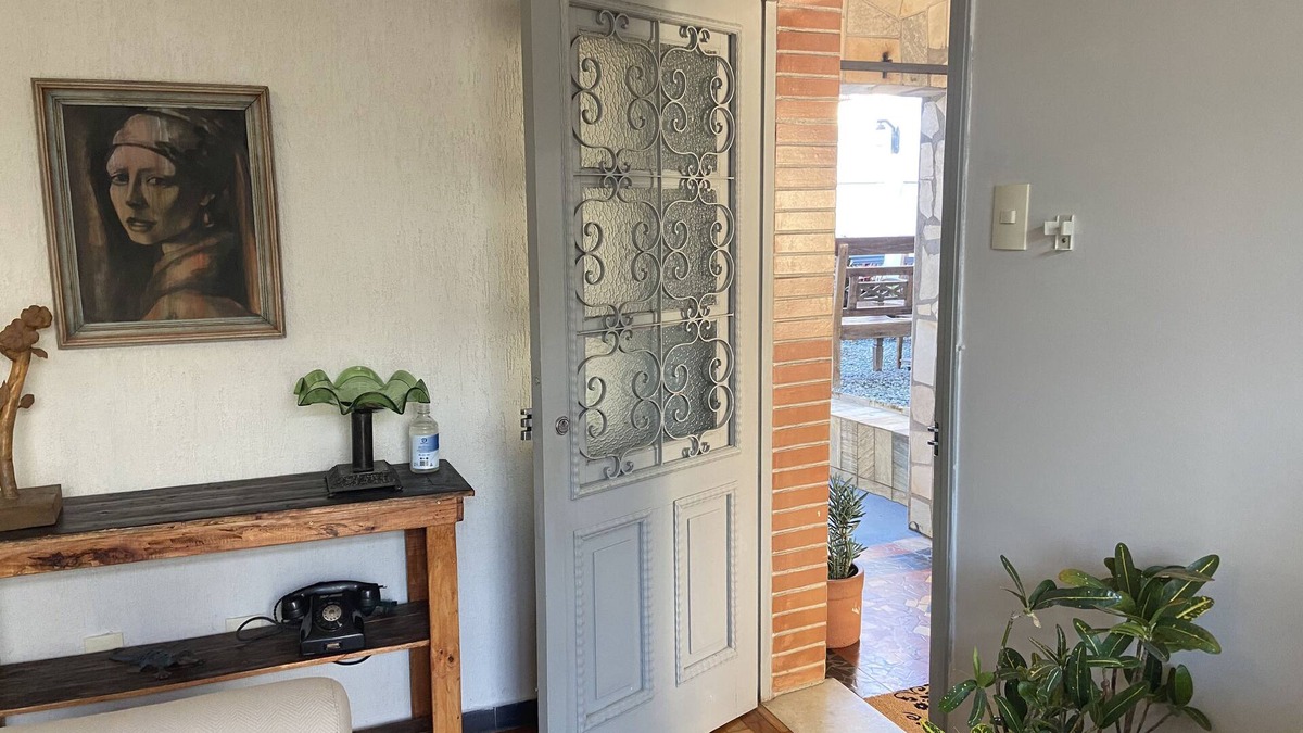 Calafate House | Spacious Vintage House with Garden and Garage in Quiet Neighborhood