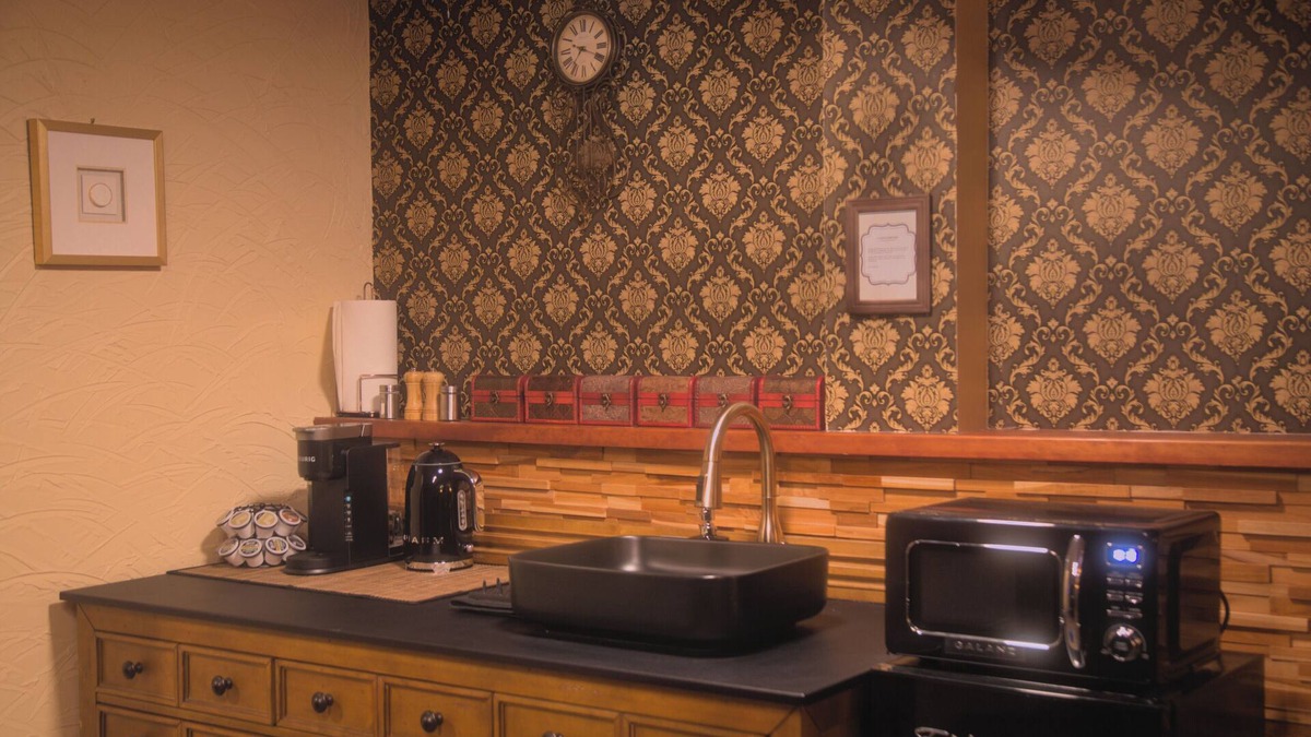 Calgary House | Spacious vintage styled basement apartment - private, Monterey Park, Calgary