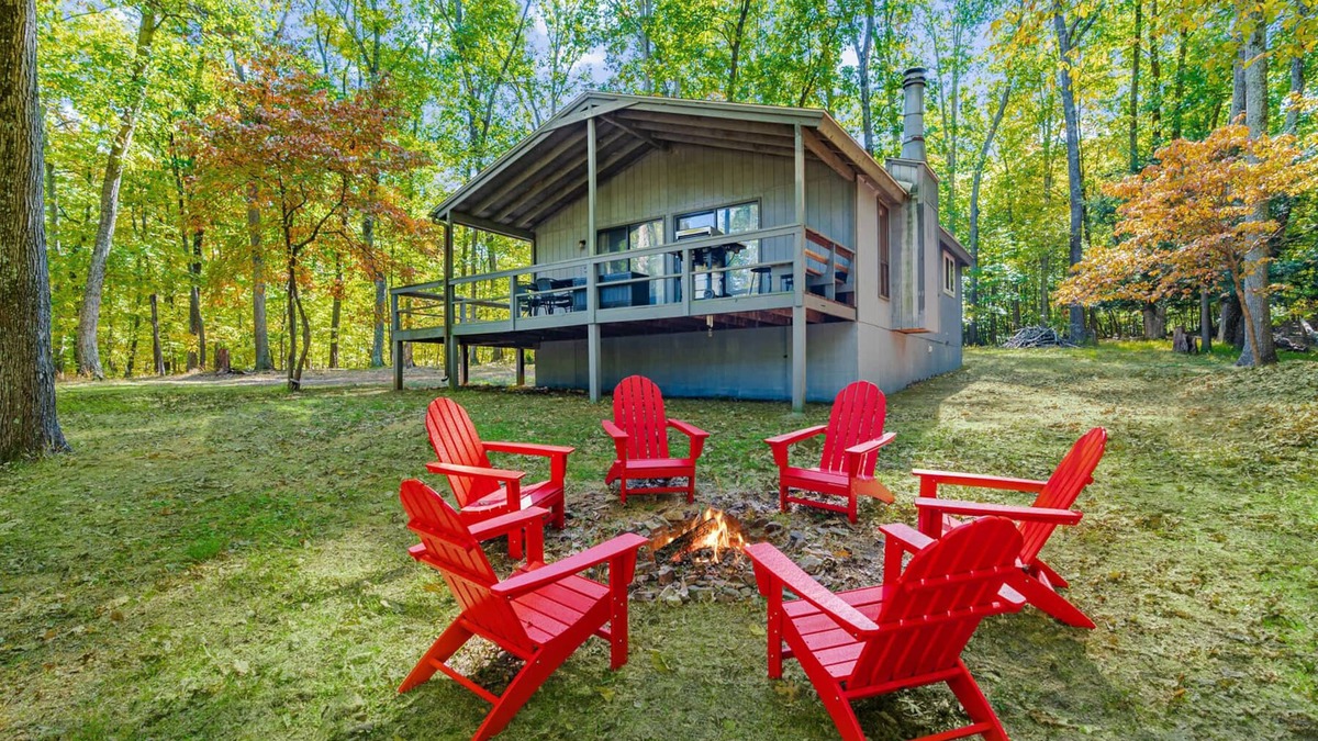 Sleepy Hollow Cabin | Spacious w/Hot Tub, Fire Pit, Deck, Grill and WiFi