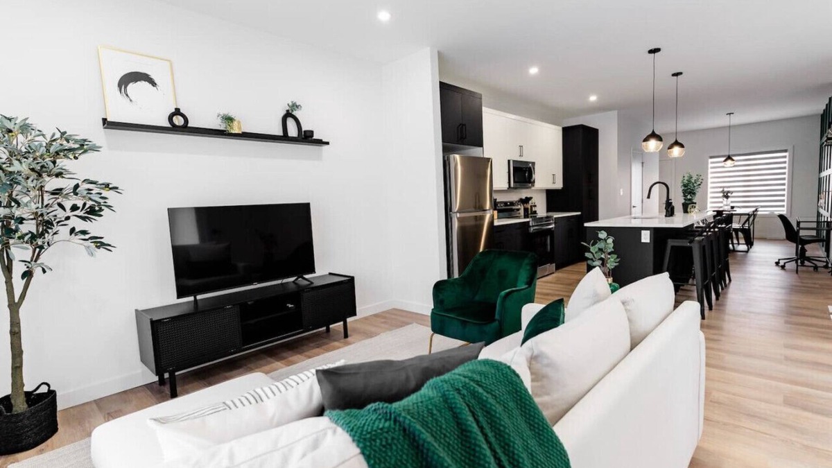 St. James House | *Spacious w/Style | Free Parking | 7 min Airport*