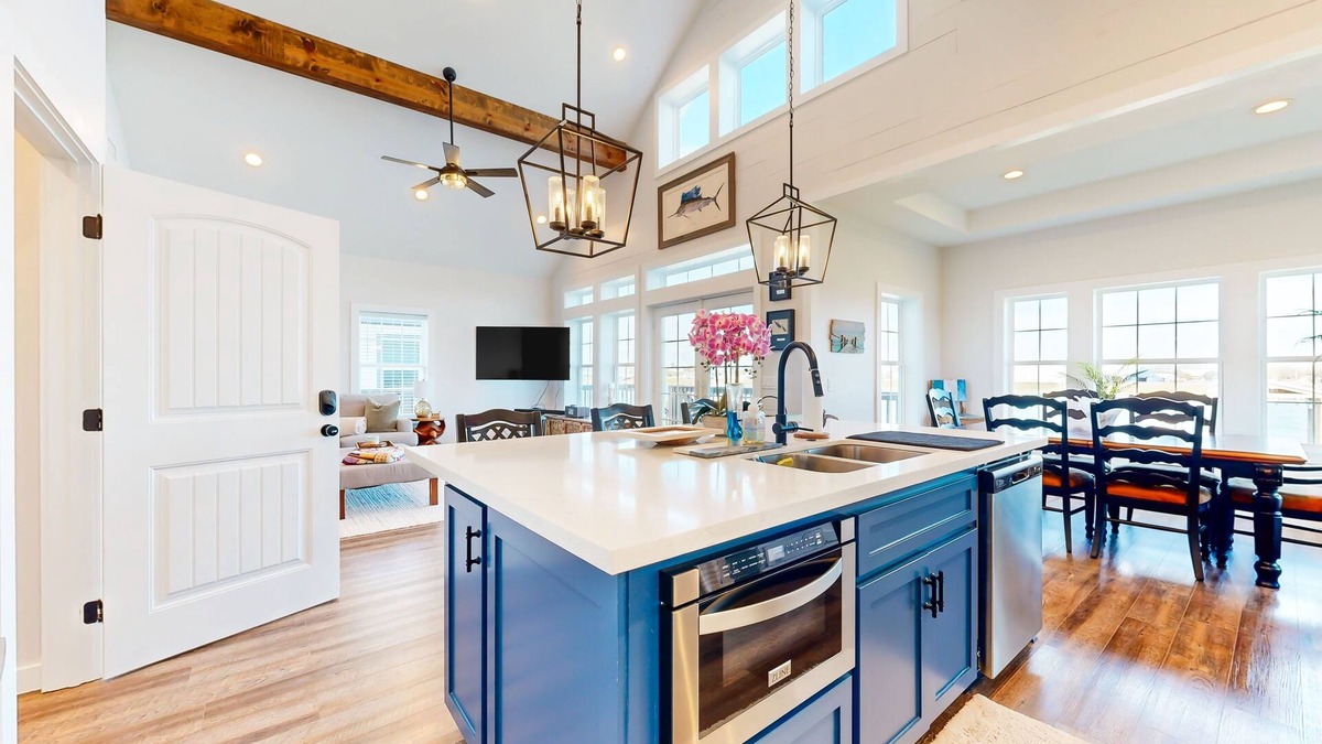 Freeport House | Spacious water view home full of nautical charm - balcony, grill, chef's kitchen
