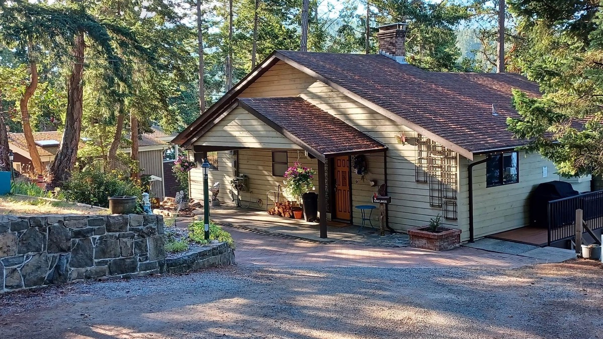 Pender Island House | Spacious Waterfront House on North Pender Island