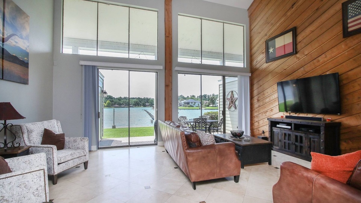 April Sound Condo | Spacious Waterfront Condo on Lake Conroe
