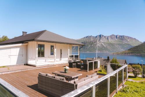 Botnhamn Villa | Spacious Waterfront Gem - Panoramic View - Terrace