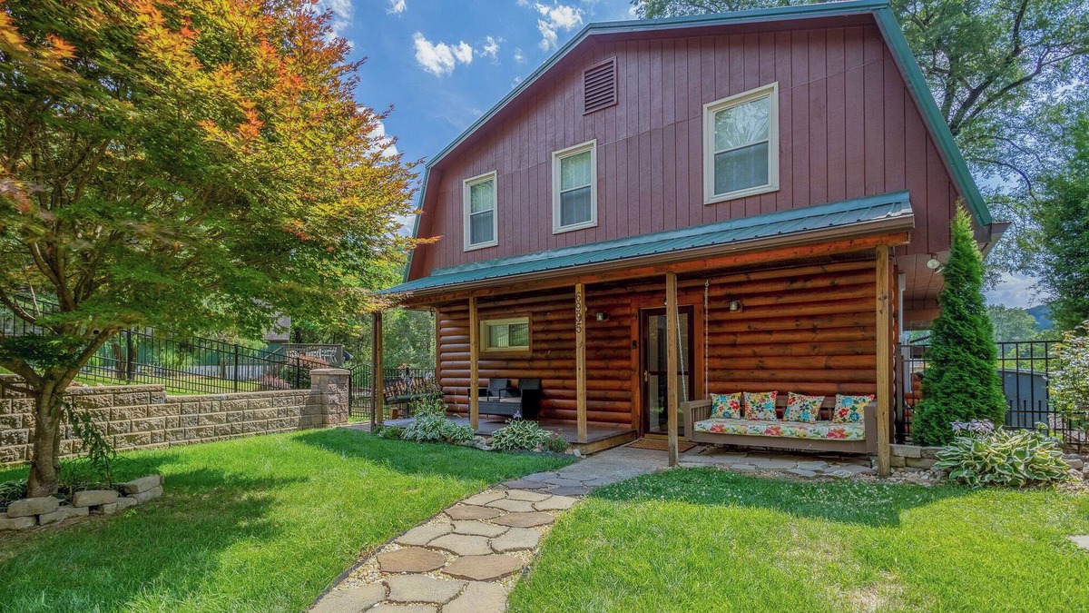 Dublin Cabin | Spacious Waterfront Home on Claytor Lake