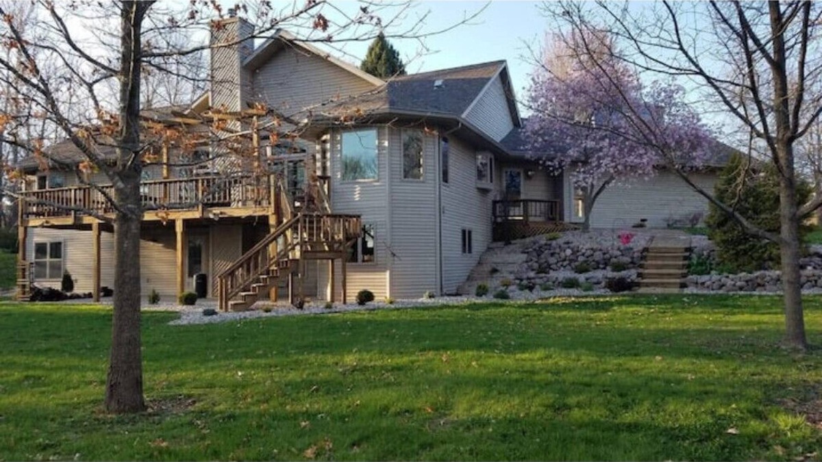 Eureka House | Spacious Waterfront Home With Riverside Bar Area - Enjoy the Fox River Lodge!