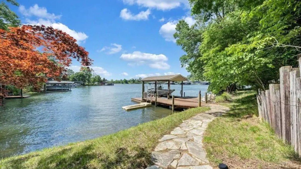 Moneta House | Spacious Waterfront House for the Perfect Getaway