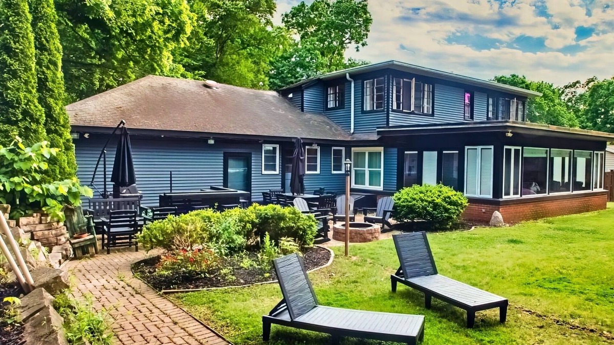 Armstrong House | Spacious Waterfront Lake House. Sleeps 8! 4 BDR/4.5 BTH. Private Dock & Canoes.