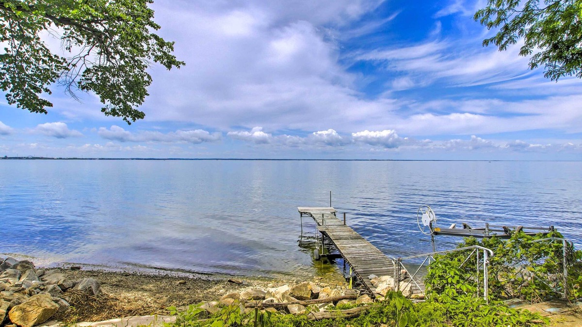 Green Bay House | Spacious Waterfront Retreat Near UW-Green Bay