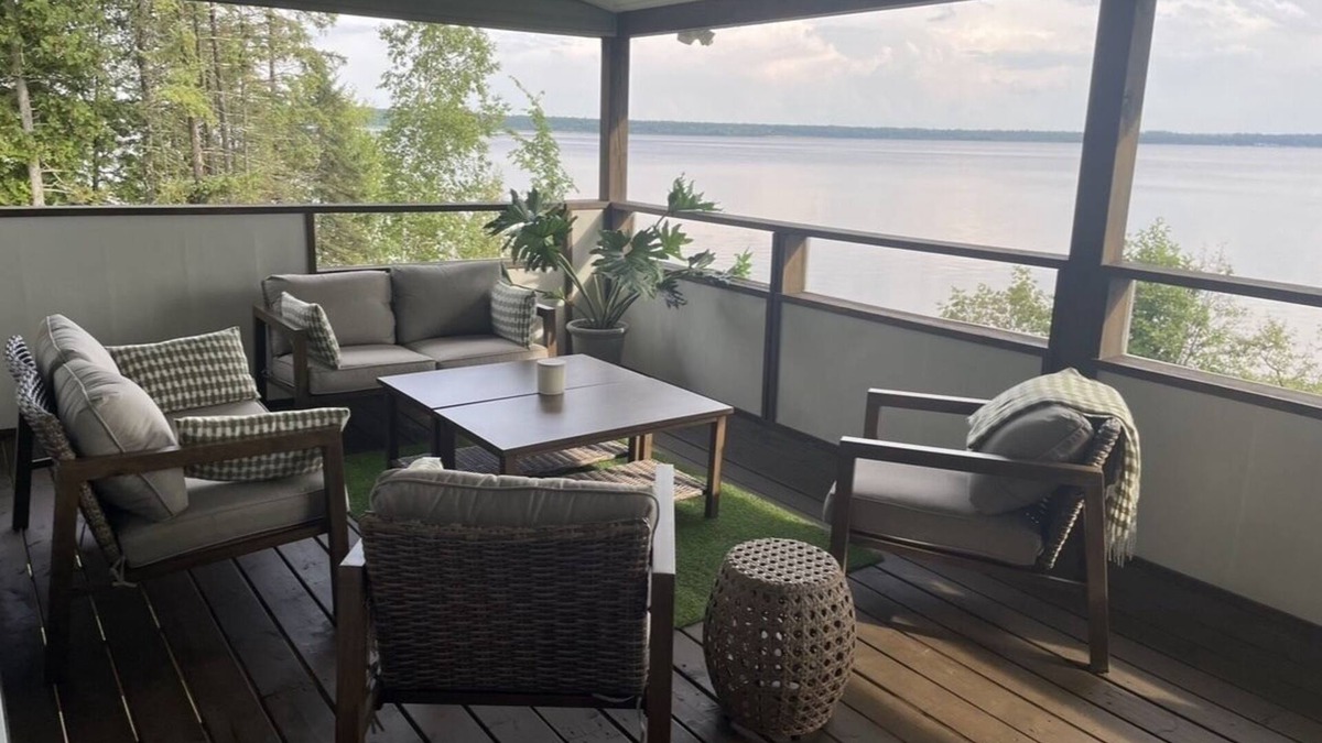 L'Isle-aux-Allumettes House | Spacious waterfront retreat with all the comforts of home.