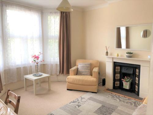 North Acton Apartment | Spacious West London 2 Bedroom Apartment