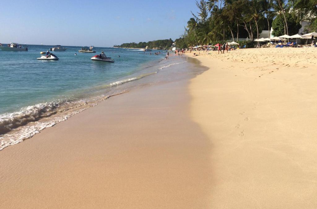 Mount Standfast Villa | Spacious White House Villa 1 minute to sandy beaches