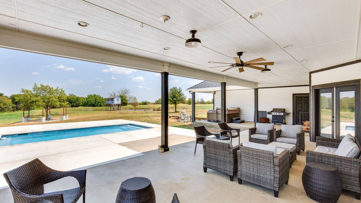 Wills Point Villa | Spacious Wills Point Retreat w/Pool & Pond!