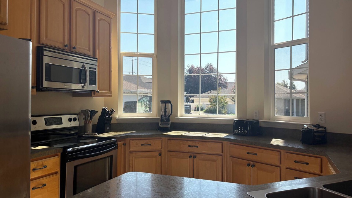 College Place House | Spacious with 5 beds, games, gourmet kitchen close to downtown,By Oasis Escapes,
