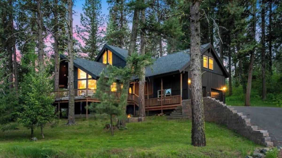 New Meadows Cabin | Spacious Wooded Getaway Cabin near McCallnn