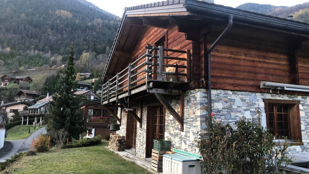 Volleges Ski Chalet | Spacious Wooden Chalet near Verbier with Jacuzzi!