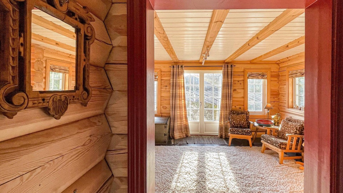 Skeikampen House | Spacious wooden cottage overlooking Veslefjell and close to alpine slopes and hiking trails.