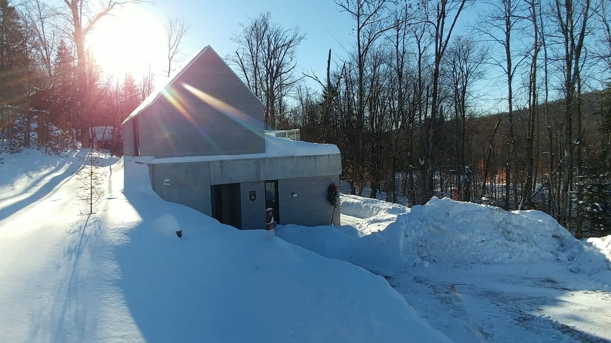 Lac Superieur Village Ski Chalet | Spahaus with hot tub and Steam shower room, resort accessnCITQ 291793